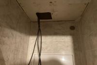 Montážní otvor na WC v podhledu pro protažení kabelů do stoupačkové šachty