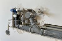 Přívod teplé vody, studené vody pro dřez a myčku, podomítkový sifon pro myčku a odpad DN50 pro dřez