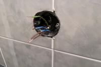 Nový přívod do zásuvky v koupelně přes WC
