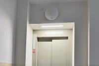 Nainstalované osvětlení šachetních dveří výtahu