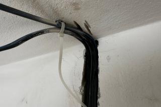 detail přechodu ze stropu do drážky ve zdi