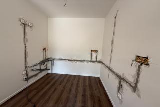 Dokončená příprava elektroinstalace a instalace vody pro kuchyň