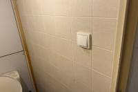 Do vypínače na WC jsme se dostali příčkou z chodby