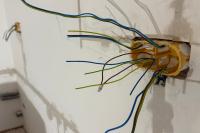 Krabice do dutých stěn s přívody pro světlo a zásuvku