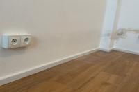 Pohledá místo mezi ostrůvkem po přemalování