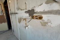 Zásuvky za televizí