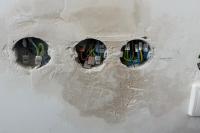 Předělané napojení z nadomítkové krabice