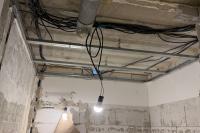 Podhled v koupelně s novou instalací