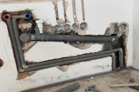 Podomítkový přesun vody a odpadu pro deřez