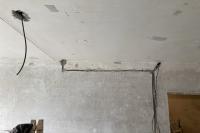 Vedení k stropnímu osvětlení je protahováno v dutinách panelů a svedeno na zeď vertikálně dolů